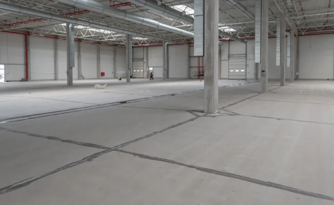Povrch průmyslové podlahy připravený pro aplikaci epoxidové lité stěrky EPOTEC®