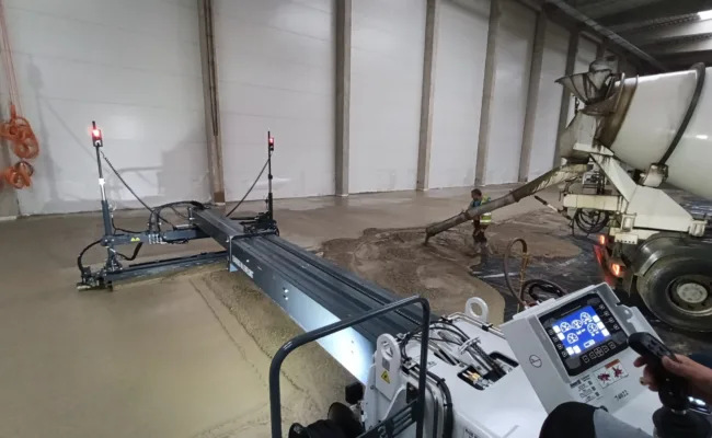 Laserový finišer S-15EZ Laser Screed® při kontinuální betonáži průmyslové podlahy